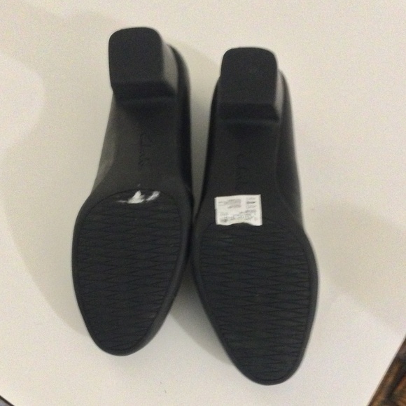 Clarks US 11 Black Low Healed Pumps - Picture 2 of 5
